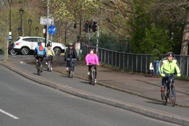 Busy Stranmillis Embankment cycleway ©nigreenways Busy Stranmillis Embankment cycleway